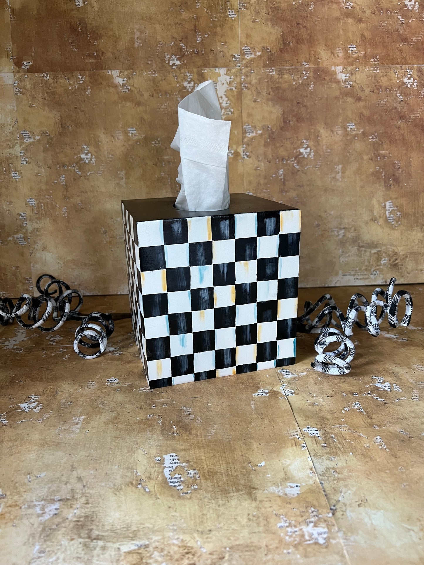 Checkered Tissue Holder