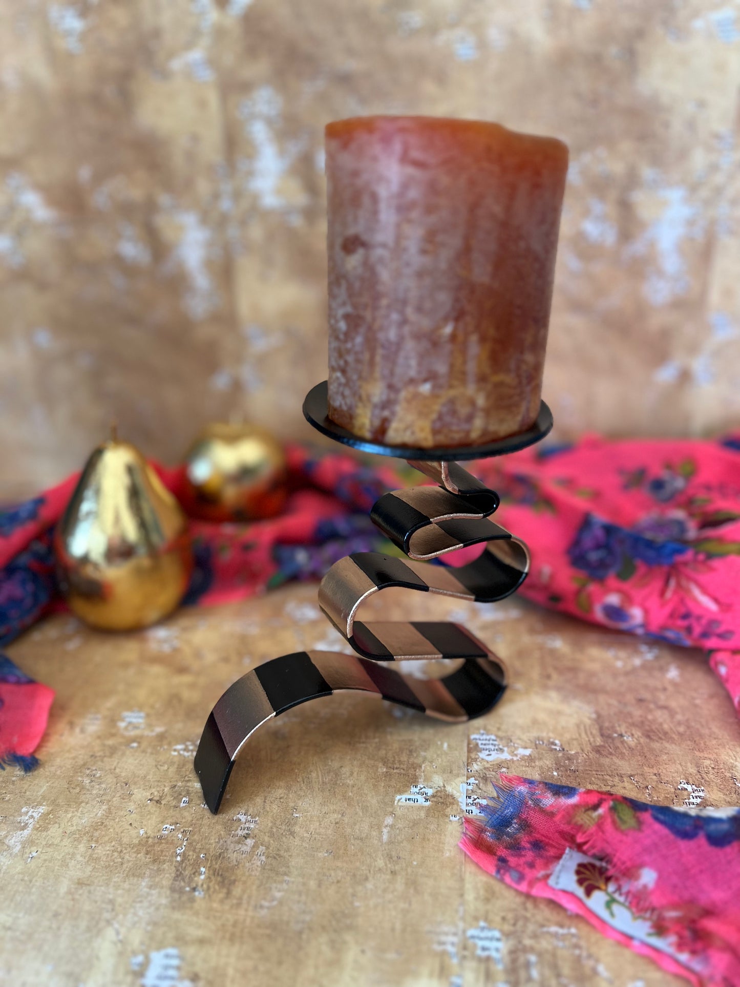 Wavy candleholder