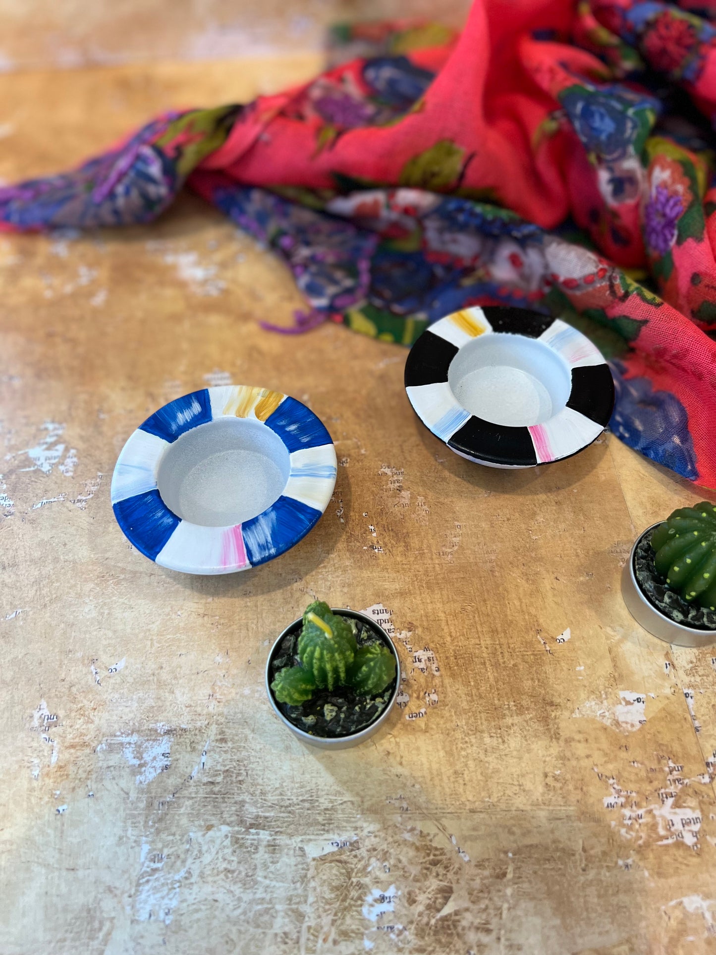 Checkered tea light holders